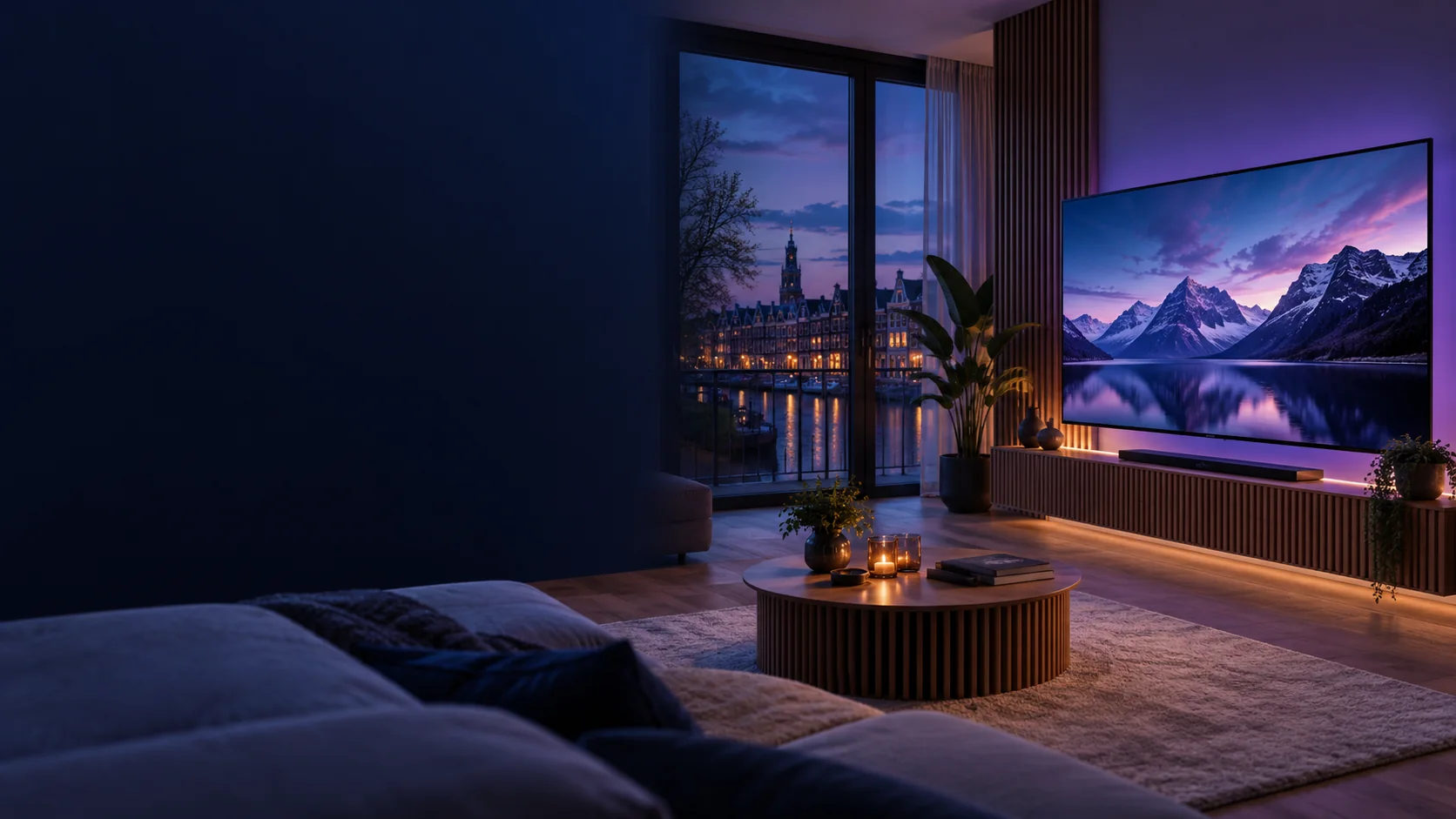 Modern appartement met televisie in avondlicht